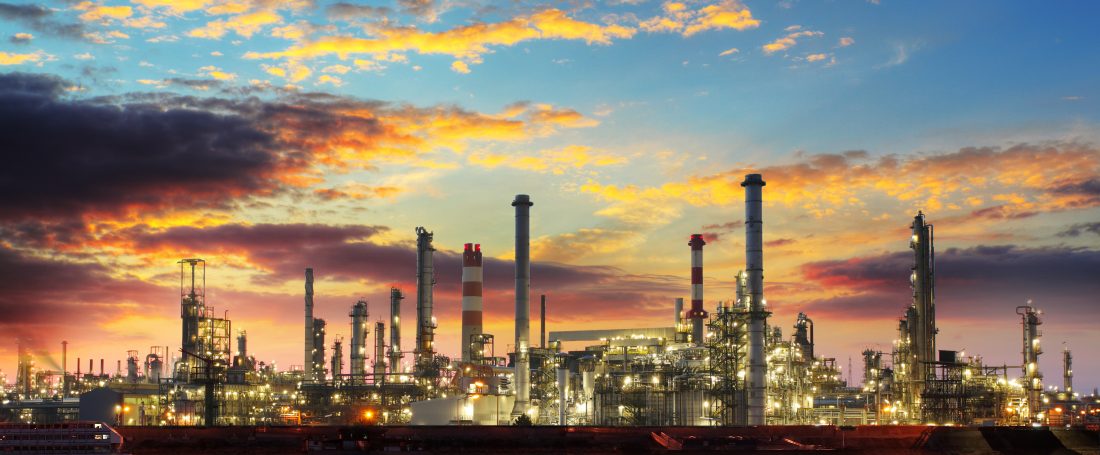 Oil refinery industrial plant at night SinapTec Industrie ultrasonic