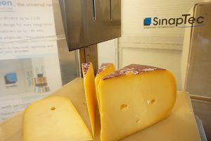 découpe du fromage avec une lame ultrasons