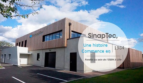 Le bâtiment de SinapTec, marqué par un texte relatant son origine en 1984 et sa fondation au sein de l'ISEN à Lille.