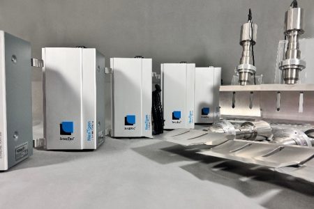 sinaptec-ultrasonic-generator-and-blade-for-food-slicing